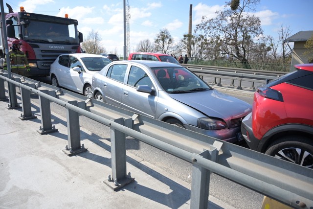 Wypadek w Grudziądzu. Na wiadukcie zderzyło się pięć pojazdów - wywrotka przewożąca beton i cztery samochody osobowe.