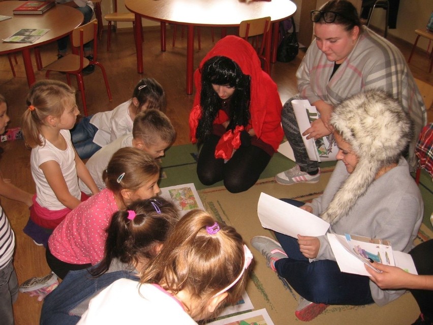 Uczniowie "Budowlanki" w Oświęcimiu czytają przedszkolakom 