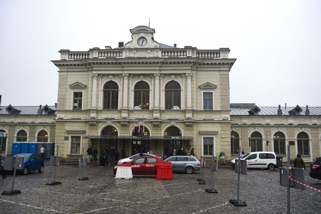 Dworzec kolejowy w Przemyślu stał się symbolem polskiej pomocy uchodźcom wojennym z Ukrainy.