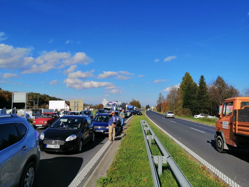 Wypadek na ul. Katowickiej w Ustroniu, na miejscu lądował...