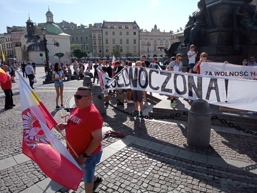 Kraków. Na Rynek przyszli przeciwnicy "dzielenia na zaszczepionych i niezaszczepionych"