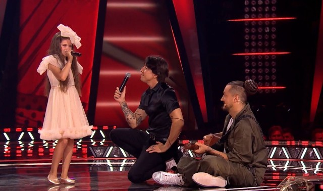 Pola Jakubczyk w The Voice Kids z trenerami na scenie.