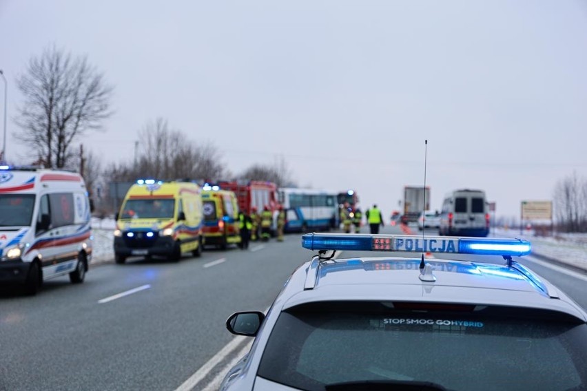 Wypadek na DK 94 w Świlczy koło Rzeszowa. Autobus zderzył się z osobówką. Na miejsce wypadku wezwano śmigłowiec LPR [ZDJĘCIA]
