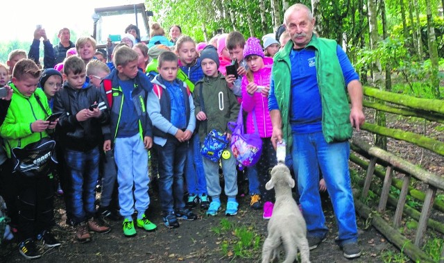 Dzieci zobaczyły, jak można karmić małą owieczkę butelką ze smoczkiem. Pokazał im to Zbigniew Wędołowski, mający w Kowalu hodowlę owiec