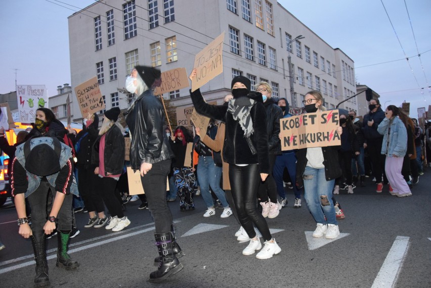 Gdynia: Protest przeciwników zaostrzenia ustawy antyaborcyjnej w centrum miasta. 27.10.2020. Zablokowane ulice, zakłócenia w komunikacji