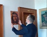 Skandal na Słowacji. Nowy wiceprzewodniczący parlamentu wymienił portret urzędującej prezydent na Che Guevarę - WIDEO