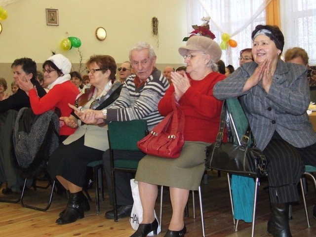 Babcie i dziadkowie, zebrani w wyremontowanej niedawno świetlicy wiejskiej w Kijewie, oklaskiwali występy wnuków