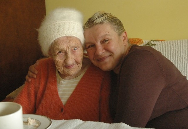 - Nie wyobrażam sobie abyśmy mogli oddać babcię pod opiekę obcych ludzi &#8211; zapewnia Joanna Cisek &#8211; Krzyżak i przytula staruszkę.