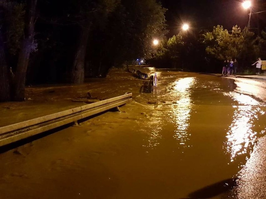 Nawałnice w Bibicach. Straż i mieszkańcy workami z piaskiem chronili się przed żywiołem [ZDJĘCIA]