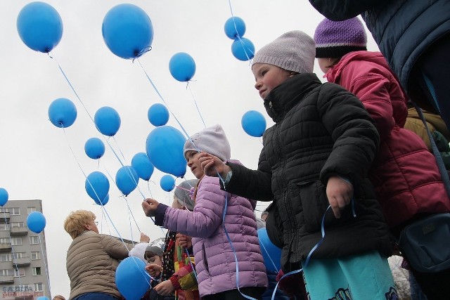 Dwieście balonów poleciało jednocześnie w piątek w powietrze podczas akcji zorganizowanej przez włocławską Szkołę Podstawową nr 20. To część ogólnopolskiego programu, którego celem jest podniesienie świadomości na temat autyzmu. Obchody zorganizowano też w Zespole Szkół nr 3. W sobotę na niebiesko rozświetli się Centrum Handlowe "Wzorcownia".