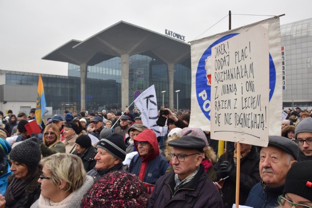 Po zarządzeniu wojewody o przemianowaniu placu Szewczyka na plac Kaczyńskich przeciwko zmianie nazwy protestowało  wielu mieszkańców Katowic