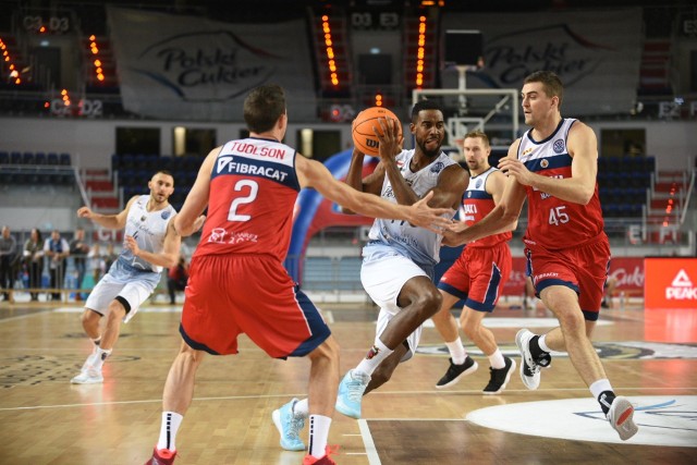 Polski Cukier Toruń przegrał u siebie 102:121 z BAXI Manresa w ósmej kolejce Basketball Champions League. To siódma przegrana Twardych Pierników w tych rozgrywkach.Już po raz kolejny w tym sezonie torunianie byli jedną ze stron ofensywnego meczu, w którym obie drużyny zdobyły pokaźną liczbę punktów. Polski Cukier rzucił ich dokładnie 100, ale niewielka to pociecha - rywale wywalczyli ich 121...Dwa miesiące temu, w pierwszej kolejce BCL, torunianie toczyli bardzo wyrównany z bój z BAXI i mieli realną szansę na odniesienie wyjazdowego zwycięstwa. W środę, mimo atutu własnego parkietu, nadzieje na sukces zostały rozwiane znacznie szybciej. Po zaciętej pierwszej kwarcie goście zaczęli drugie dziesięć minut od serii 7:0. Polski Cukier potrafił jednak zniwelować sporą część strat i doprowadził do stanu 41:45. Goście przez praktycznie cały mecz imponowali świetną skutecznością w rzutach za trzy punkty - już do przerwy trafili jedenaście z dziewiętnastu prób.W drugiej połowie przewaga BAXI, która po 20 minutach gry wciąż była jeszcze niewielka, zaczęła rosnąć. W ślady Deividasa Dulkysa poszedł William Magarity, który trafił cztery kolejne rzuty z dystansu, wtórowali tej dwójce także Ryan Toolson i Luke Nelson. W barwach Polskiego Cukru niemal nieomylny przy próbach za dwa punkty był Keith Hornsby, dobrą skuteczność pokazał także Alade Aminu, ale nawet ich postawa nie wystarczyła na BAXI. Bliski kolejnego double-double był Chris Wright, choć tym razem rzucił nieco mniej punktów niż w ostatncih spotkaniach.- Zapominaliśmy, gdzie są nasze prawidłowe pozycje w obronie, a rywale nie mieli problemu, żeby to wykorzystać. Grali z nami, jak z juniorami. Za bardzo skupiamy się na ataku, a za mało na obronie - krytycznie wyliczał po środowym meczu Jakub Schenk.- Ciężko powiedzieć coś dobrego po takim wyniku - wtórował mu Aaron Cel. - Musimy polepszyć wszystko. Trzeba grać bardziej twardo, trzeba lepiej rozumieć się w obronie. Nie wiemy, czy pilnować rzutów za trzy punkty, czy wejść pod kosz. Wtedy się gubimy, a rywalom jest jeszcze łatwiej. Na takim poziomie każdy mały błąd jest od razu karany. Mamy ogromny talent w ataku, bo znów rzucamy 100 punktów. Jest jednak kłopot, bo przeciwnik rzuca ich jeszcze więcej. Odnotować należy, że pierwszy mecz po przerwie spowodowanej kontuzją zagrał Damian Kulig. Powracający do gry podkoszowy grał przez niespełna 19 minut. Jego dorobek to 11 punktów, 1 zbiórka i 2 straty.Polski Cukier Toruń - BAXI Manresa 102:121(29:31, 30:34, 22:32, 21:24)Polski Cukier Toruń: Hornsby 23 (2), Aminu 19, Wright 14, Cel 9, Ratajczak 0 oraz Kulig 11 (2), Schenk 9 (1), Weaver 8, Perka 6 (2), Grochowski 1POLUB NAS NA FACEBOOKU Nie wiesz, jak skorzystać z PLUSA? Kliknij TUTAJ;nf, a dowiesz się więcej![lista][*] Co dostanę w ramach abonamentu?;nf[*] Dlaczego mam płacić za treści w sieci?;nf[*] Najczęstsze pytania;nf[/lista]