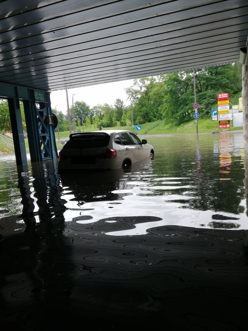 Dramatyczna sytuacja w Krakowie. Auto utknęło pod zalanym wiaduktem [ZDJĘCIA]