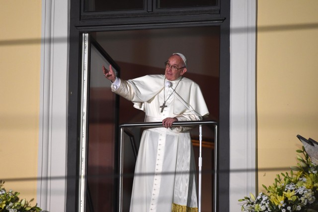 Papież Franciszek w oknie Domu Arcybiskupów Krakowskich przy ulicy Franciszkańskiej 3
