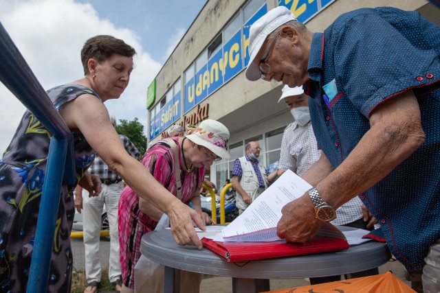 W czwartek (15.07) na Kapuściskach bydgoszczanie podpisywali się na Kapuściskach pod petycją do RDOŚ przeciwko powstaniu spalarni odpadów niebezpiecznych na dawnym Zachemie.