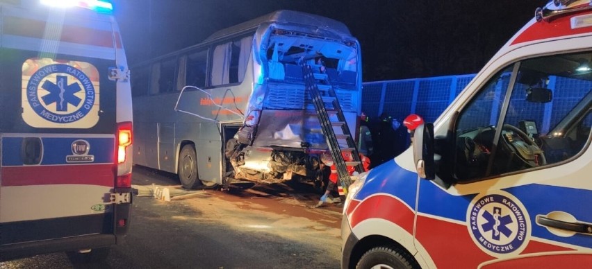 Wypadek na trasie S8 w okolicach Kobyłki pod Warszawą [ZDJĘCIA] Dziewięć osób rannych, droga była zablokowana