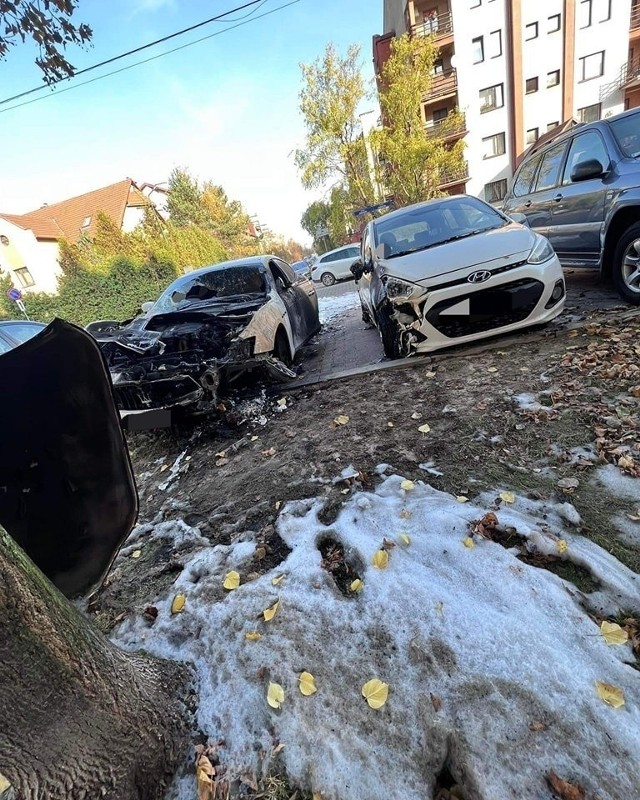 Spalone pojazdy przy ul. Stefana Jaracza