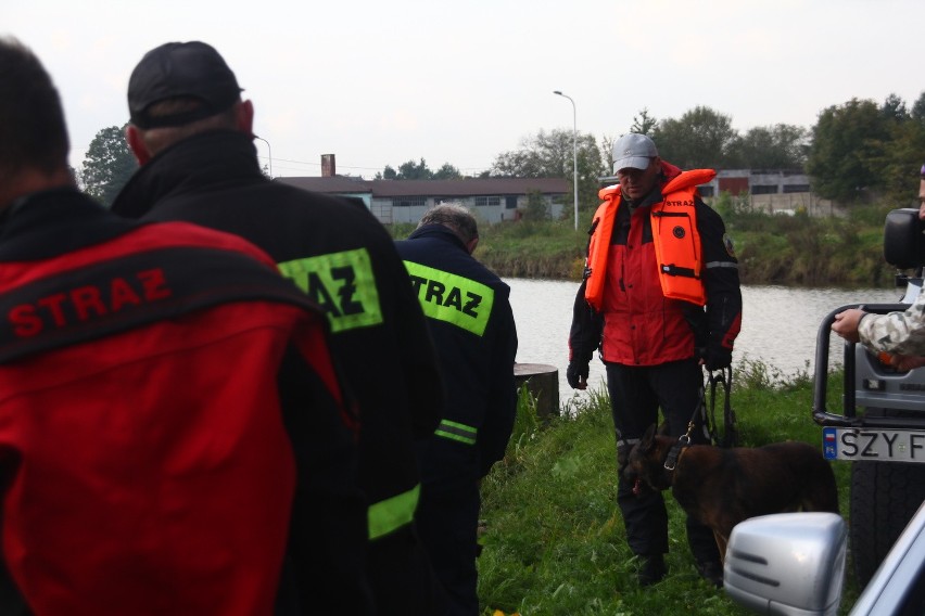 Detektyw Rutkowski z ekipą przeszukują stawy w Żorach