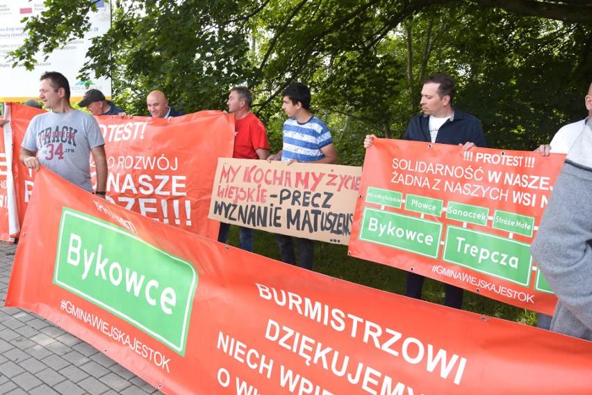 Protest mieszkańców gminy Sanok przeciwko przyłączeniu części Trepczy, Bykowiec i Zabłociec. "Nie ustąpimy burmistrzowi" [ZDJĘCIA]