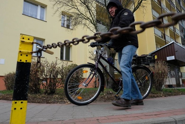 O ten łańcuch przy budynku przy ul. Targowej 26 w Toruniu potknęła się pani Agata. W dzień jest dobrze widoczny, po zmroku, który jesienią szybko zapada, naprawdę trudno go zauważyć. Co więcej, łańcuch zwisał blisko ziemi. Dopiero po interwencji toruńskich „Nowości” został podciągnięty.