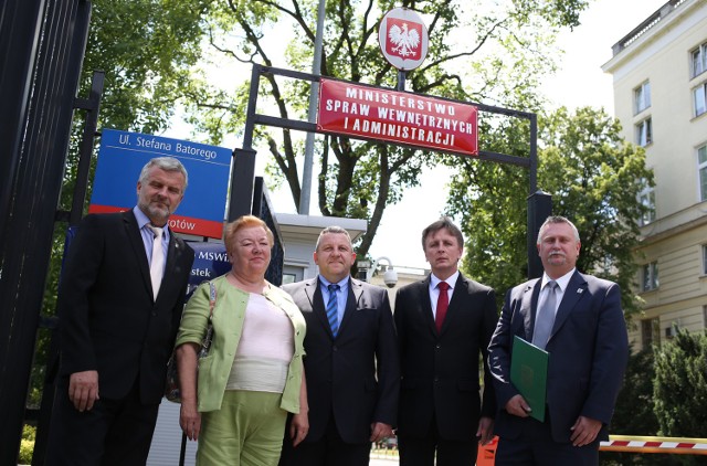 Przedstawiciele pięciu podopolskich gmin w MSWiA. Od lewej: Waldemar Kampa (wójt Turawy), Róża Malik (burmistrz Prószkowa), Henryk Wróbel (wójt Dobrzenia Wielkiego), Leonard Pietruszka (wójt Komprachcic) i Marek Leja (wójt Dąbrowy).