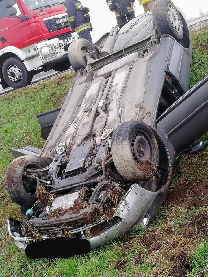 Knyszyn. Dachowanie audi na DK 65. Kierowca zbiegł z miejsca zdarzenia [ZDJĘCIA]