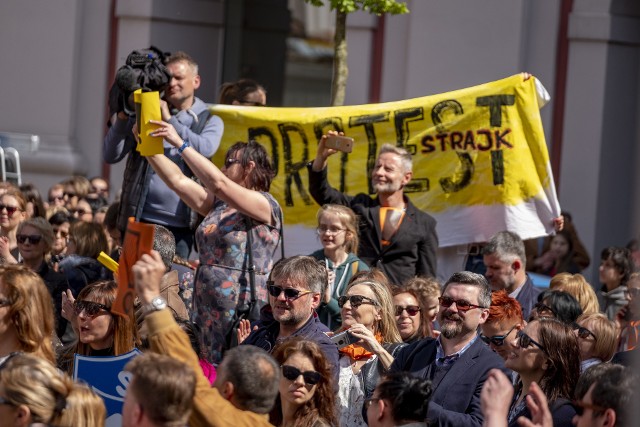 Nauczyciele, którzy wzięli udział w kwietniowym strajku stracili finansowo dwa razy: w ubiegłym roku na bieżących pensjach, a teraz - na trzynastkach