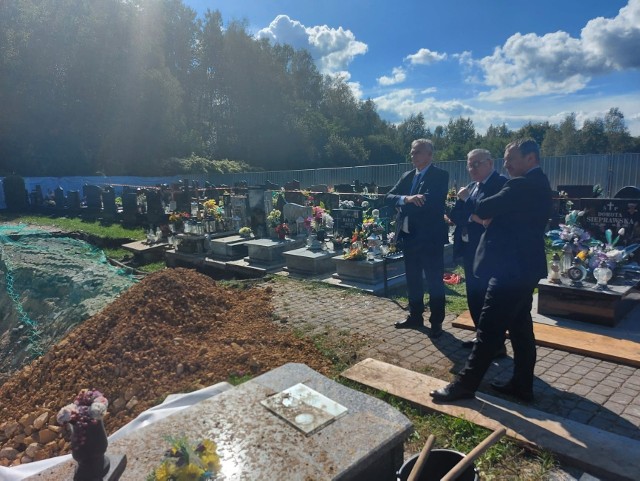 W piątek cmentarz parafialny w Trzebini  odwiedził wiceminister Aktywów Państwowych Piotr Pyzik
