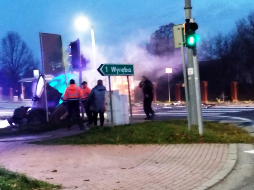 Zderzenie dwóch aut na drodze krajowej "74" w Ćmińsku. Jedna osoba pod wpływem. Ruch w miejscu wypadku odbywa się wahadłowo. Zobacz zdjęcia