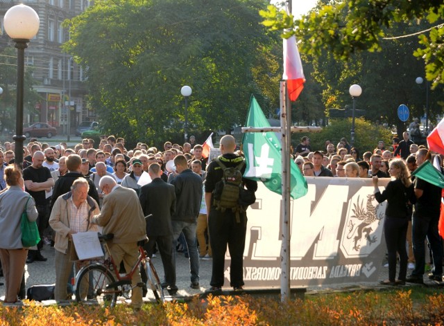 Środowiska prawicowe pierwszy protest w Szczecinie przeciw przyjęciu uchodźców zorganizowali 12 września.