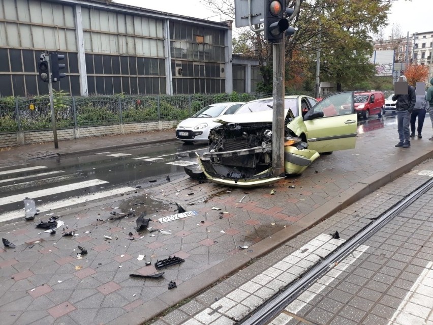 Wypadek dwóch samochodów na Grabiszyńskiej. Auto uderzyło w słup (ZDJĘCIA)