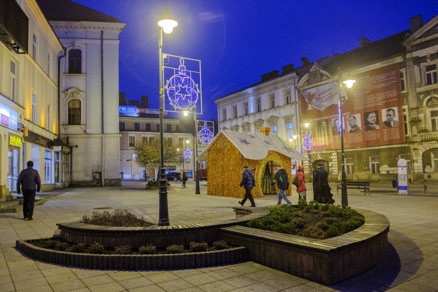 Tarnowskie ulice przyozdobione świątecznymi iluminacjami [ZDJĘCIA]