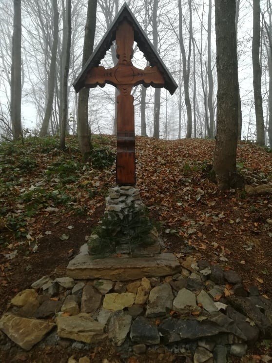 Stuletni krzyż stanął na Trohańcu w paśmie Otrytu w Bieszczadach. Upamiętnia setki poległych żołnierzy [ZDJĘCIA]