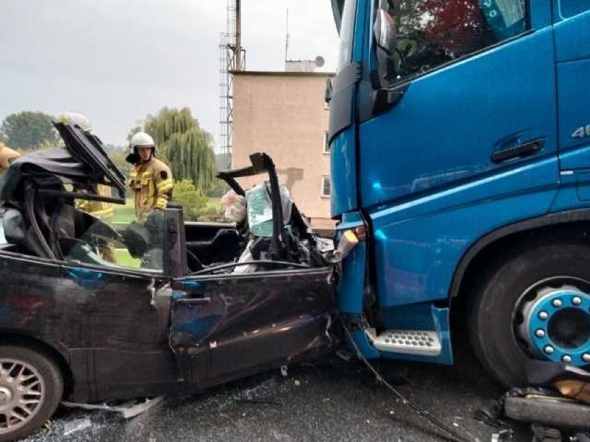 Czołowe zderzenie osobówki z ciężarówką w Czerwonej Wsi.
