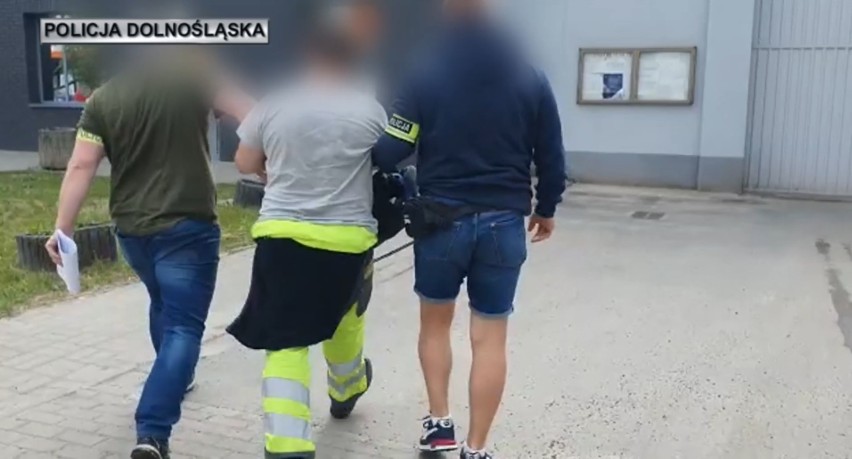 Policjanci z Wrocławia zatrzymali pod Warszawą mężczyznę poszukiwanego od prawie 20 lat. Był ścigany za rozbój, pobicie i zastraszanie