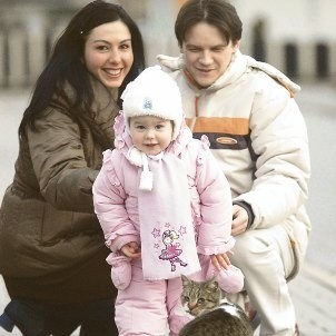 - Świąteczne pierniki robimy według przepisu, który jest w naszej rodzinie od ponad 90 lat! - mówią Agata Imańska-Flasza z mężem Piotrem i córką Julcią