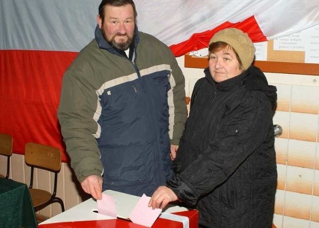 Także w kazimierskim obwodzie numer 4, gdzie głosowali w niedzielę Jadwiga i Krzysztof Nowakowie z Jakuszowic, wygrał Waldemar Trzaska. 