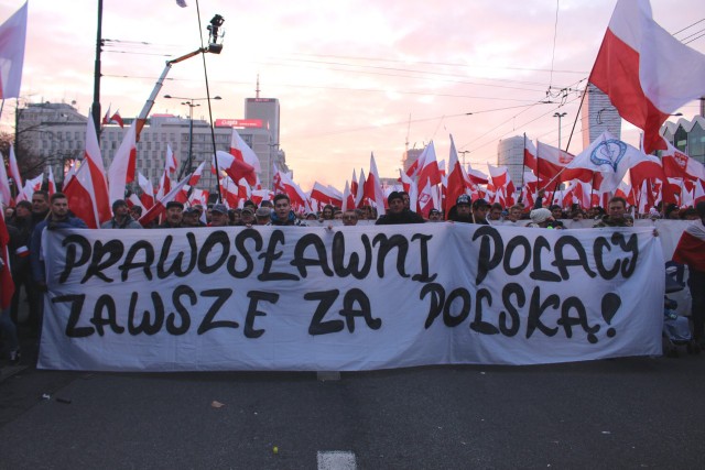 Taki transparent nieśli uczestniczy Marszu Niepodległości w Warszawie. Jednym z niosących baner (pierwszy z lewej) jest Bartosz Sokołowski, były prezes białostockiej Młodzieży Wszechpolskiej, a obecnie współpracownik wiceministra cyfryzacji Adama Andruszkiewicza.