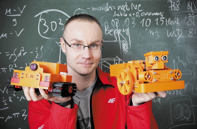Dr Krzysztof Gawryluk wraz z robotami.