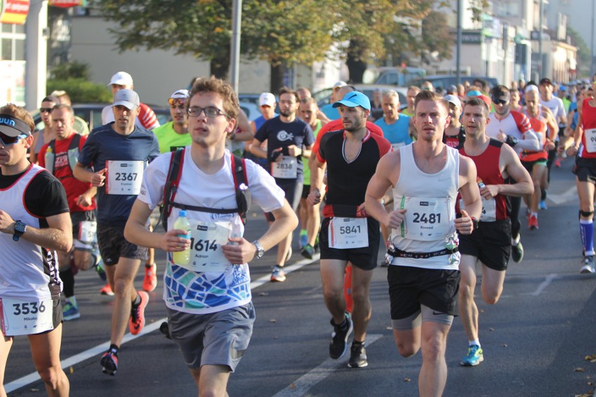 Zdjęcia z maratonu w Poznaniu 2018 - biegacze na pierwszym...