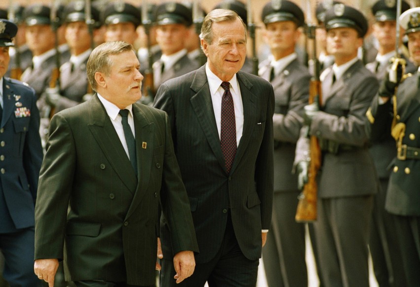 George H.W. Bush odwiedził Polskę dwukrotnie. Był to dla...