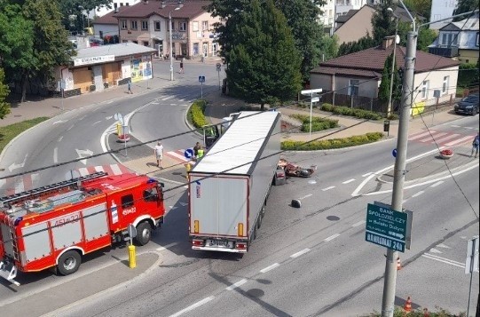 Groźny wypadek w centrum Grójca. Motocykl uderzył w bok ciężarówki, jego kierowca został ranny