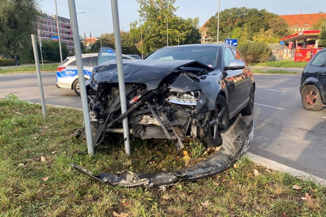 Kierowca audi uderzył w busa wyjeżdżającego z ul. Gajowej.