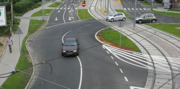 Kierowcy nagminnie przejeżdżają ciągłą linię, oddzielającą pasy ruchu na rondzie.