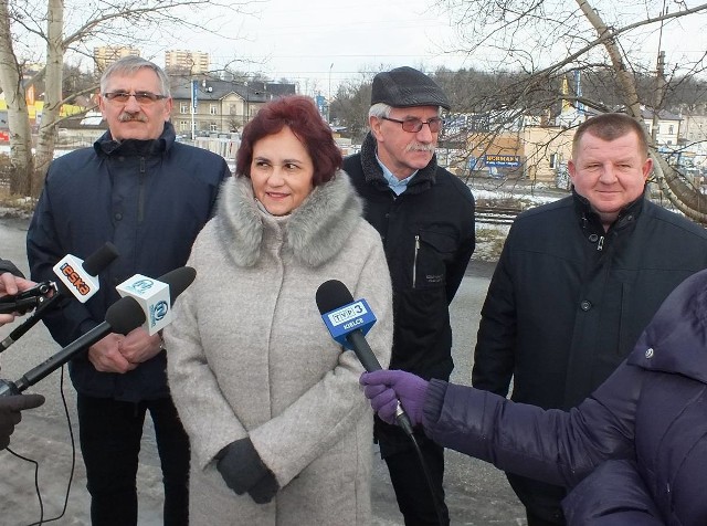 O nowym wiadukcie mówili, od lewej: Marek Pawłowski- wicestarosta, Danuta Krępa- starosta, Andrzej Sendecki- członek zarządu i Leszek Śmigas- dyrektor ZDP