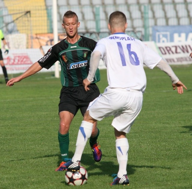 Piłkarze Stali Stalowa Wola (z lewej Mateusz Kantor) zmierzą się na swoim stadionie z Unią Tarnów.