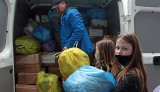 W Grudziądzu rozpoczęto zwożenie darów grudziądzan dla mieszkańców Ukrainy ogarniętej wojną. Są ich dziesiątki ton! [zdjęcia]