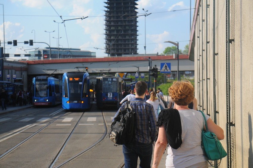 Kraków. Pasażerowie musieli przepychać tramwaj aby jechać dalej [ZDJĘCIA]