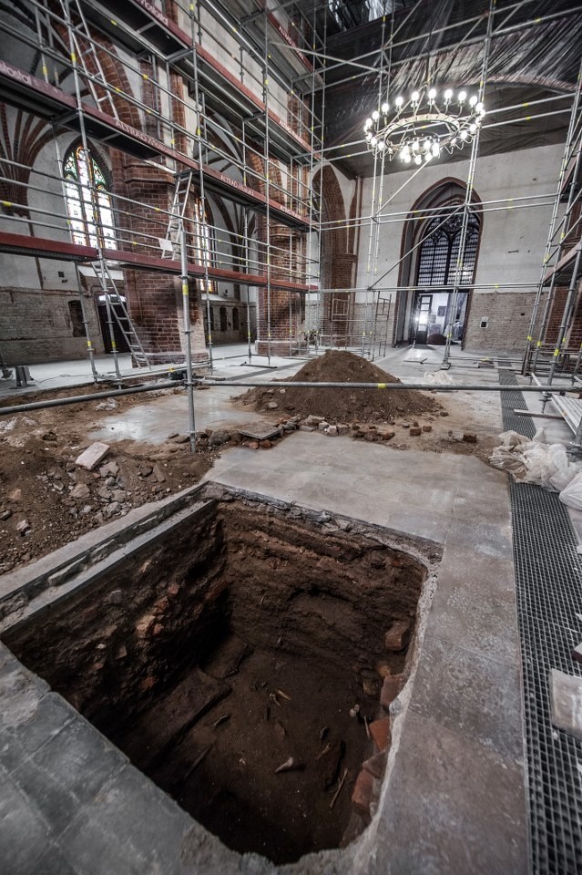W katedrze w Koszalinie prace archeologiczne prace trwają...