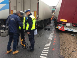 Raczki. Wypadek i pożar na obwodnicy. Zderzyły się trzy tiry i osobówka